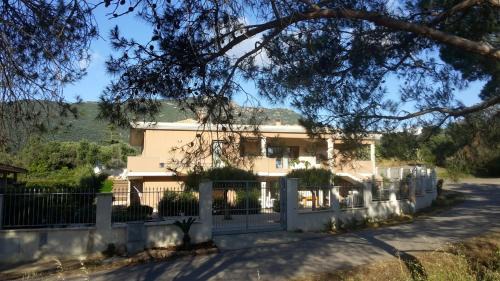 Poggio dei Pini House | Villa Luigi a Poggio dei Pini, alloggio con giardino e posto auto