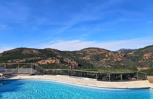 Antheor Villa | Villa Lynda : swimming-pool and stunning view over the sea and mountain range