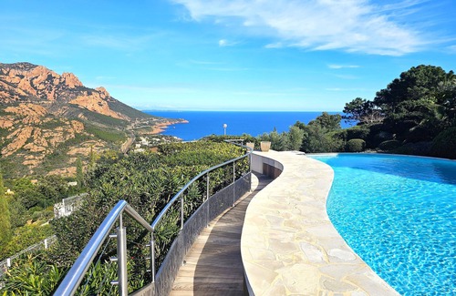 Antheor Villa | Villa Lynda : swimming-pool and stunning view over the sea and mountain range