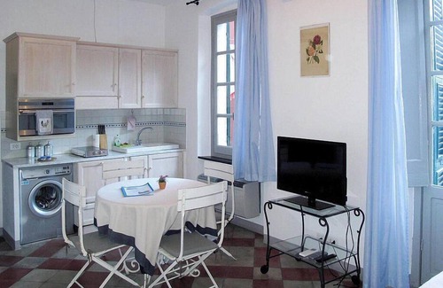 Finalborgo House | Villa Malvina A: A welcoming studio apartment that is part of an ancient historic building, with Free WI-FI.