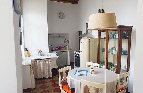 Finalborgo House | Villa Malvina B: A welcoming apartment that is part of an ancient historic building, with Free WI-FI.
