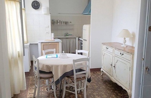 Finalborgo House | Villa Malvina E: A welcoming apartment that is part of an ancient historic building, with Free WI-FI.