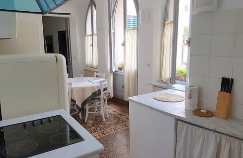 Finalborgo House | Villa Malvina E: A welcoming apartment that is part of an ancient historic building, with Free WI-FI.