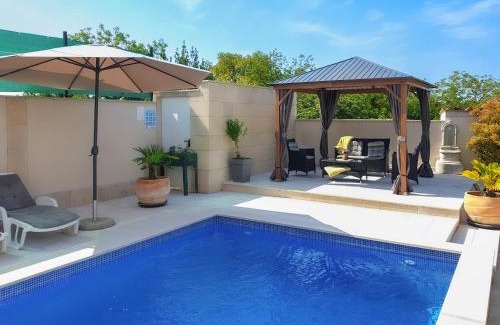 Tinjan Villa | Villa Martin - Countryside Retreat with Pool & Pavilion