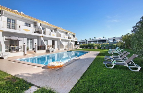 Vale de Carro Villa | Villa 'Martinique' with Shared Pool, Wi-Fi and Air Conditioning