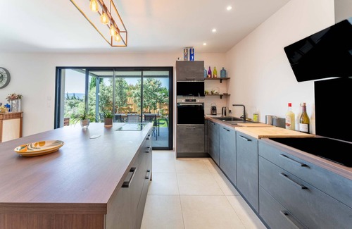 Cabrieres-d'Avignon Villa | Villa 'Mas Mayflower' with Mountain View, Wi-Fi, and Air Conditioning