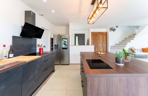 Cabrieres-d'Avignon Villa | Villa 'Mas Mayflower' with Mountain View, Wi-Fi, and Air Conditioning