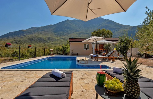 Tucepi House | Villa Melita with heated pool in Biokovo Nature Park near Makarska