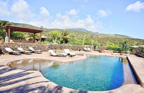 Pantelleria House | Villa Meriggio A: A characteristic and welcoming dammuso with the fascination of the typical and ancient houses of the island.