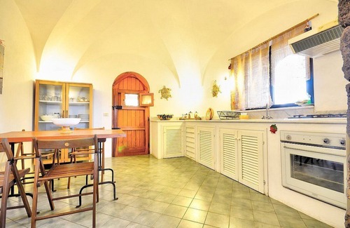 Pantelleria House | Villa Meriggio B: A characteristic dammuso with the fascination of the typical and ancient houses of the island.