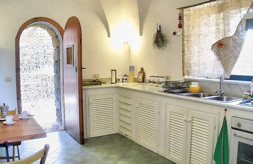 Pantelleria House | Villa Meriggio B: A characteristic dammuso with the fascination of the typical and ancient houses of the island.