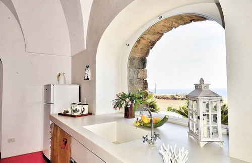 Pantelleria House | Villa Meriggio C: A characteristic and welcoming dammuso with the fascination of the typical and ancient houses of the island.