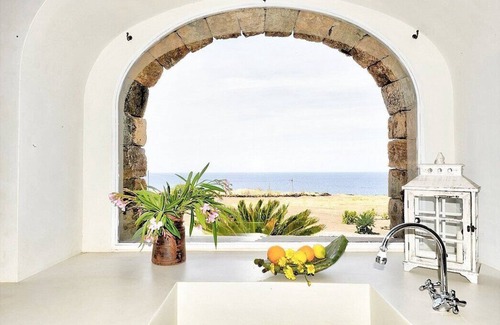 Pantelleria House | Villa Meriggio C: A characteristic and welcoming dammuso with the fascination of the typical and ancient houses of the island.