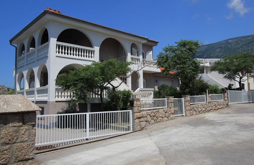 Cesarica Apartment | Villa Mihaela - Beachfront apartment "Ana" with sea view and pool