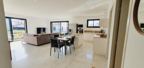 Saint-Cyprien Villa | Villa Moderne St Cyprien Village