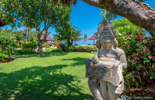 Dencarik House | Villa Namasté - Beachfront @ Lovina Beach, 8P, Private Pool, BBQ