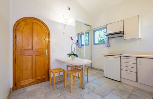 Chateauneuf-Grasse Apartment | Villa 'Numéro 2' peaceful, Private Pool and HD Wi-Fi