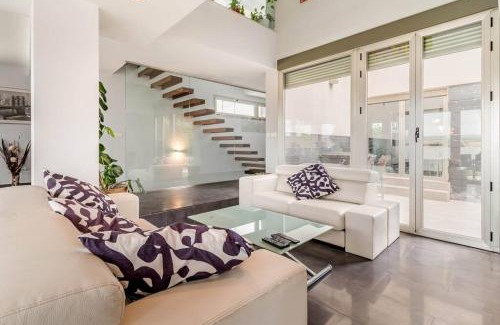 Villanueva del Pardillo Villa | Villa Oasis en Madrid con 3Hab, 4baños y elegante piscina