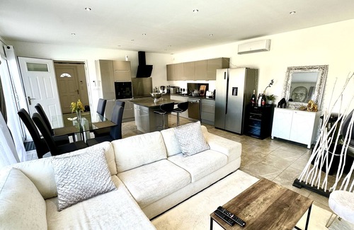 Monteux Villa | Villa Olivia, avec Piscine ,salle de Sport, Terrasse, Jardin et Gardien.