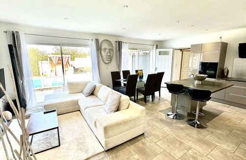 Monteux Villa | Villa Olivia, avec Piscine ,salle de Sport, Terrasse, Jardin et Gardien.