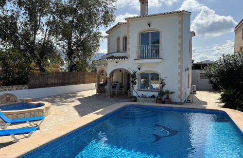 Molinell Ski Chalet | Villa on the beach with private pool - holaVivienda Inmobiliaria