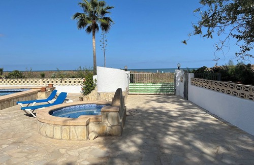 Molinell Ski Chalet | Villa on the beach with private pool - holaVivienda Inmobiliaria