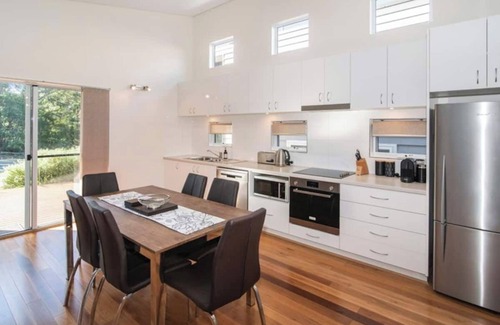 Dunsborough House | Villa on the Cape - walk or ride to town