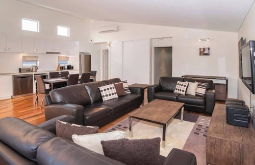 Dunsborough House | Villa on the Cape - walk or ride to town