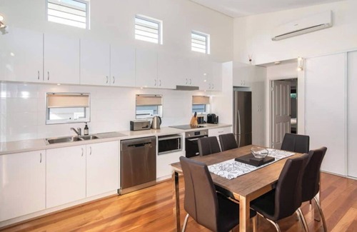 Dunsborough House | Villa on the Cape - walk or ride to town