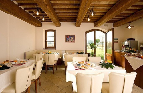 Cannara House | Villa Ornata A: A characteristic and welcoming apartment surrounded by the greenery, with Free WI-FI.