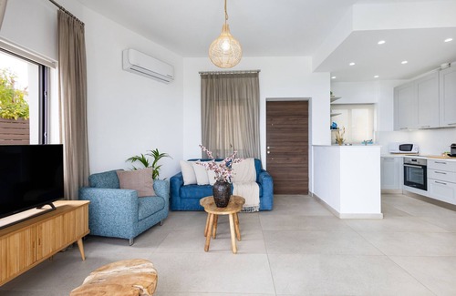 Politiko Villa | Villa Pacy - Luxurious Beachfront Villa With Infinity Pool