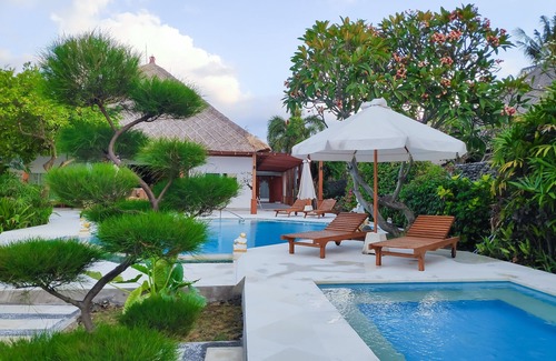 Dencarik Villa | Villa Pantai: Luxury Beach Villa with Pool, Staff, Jacuzzi and Fitness studio