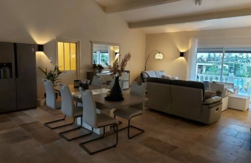 La Liviniere Villa | VILLA PARROQUETS