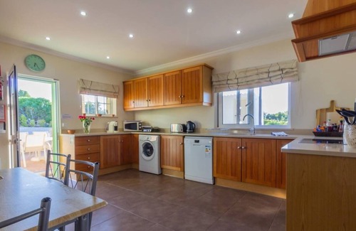 Vale do Telheiro Villa | Villa 'Peacehaven' with Mountain View, Wi-Fi and Air Conditioning