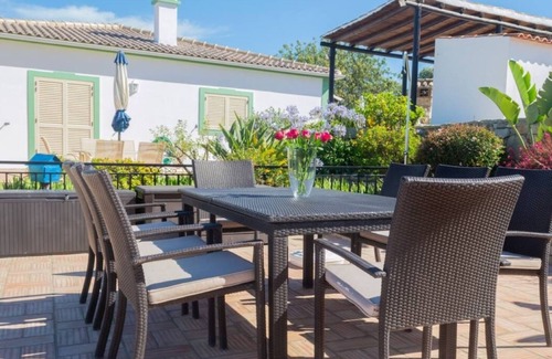 Vale do Telheiro Villa | Villa 'Peacehaven' with Mountain View, Wi-Fi and Air Conditioning