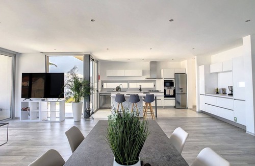 Estreito da Calheta House | Villa Piece of Heaven by LovelyStay