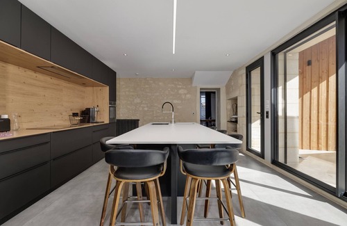 Montagne Villa | Villa 'Piscine Balnéo Saint Emilion' with Private Pool, Wi-Fi and Air Conditioning