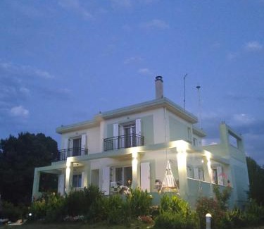 Aravissos Villa | Villa Poseidon Artemisiou Παραθαλάσσια Βίλα στην βόρεια Εύβοια για φιλοξενία 9 ατόμων