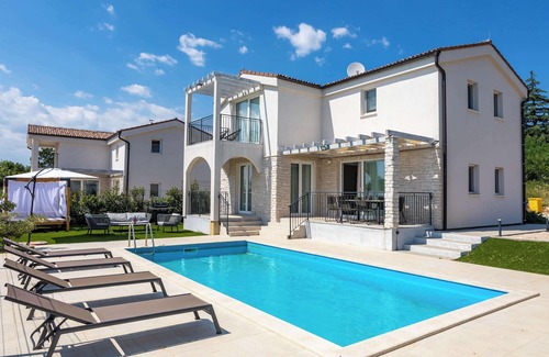 Diminici Villa | Villa Riviera Summary