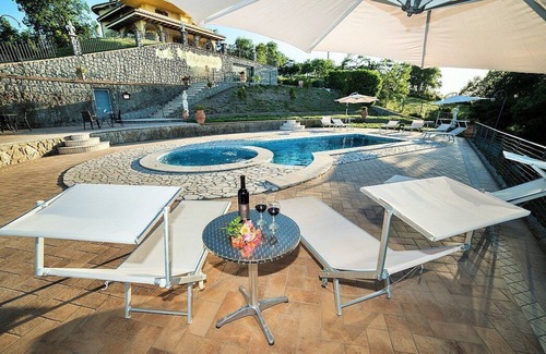 Montefiascone Villa | Villa Rinalda Grande: A bright and cheerful four-story villa located on top of a small hill, with Free WI-FI.