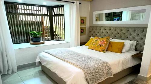 Umhlali Beach Bed & Breakfast | Villa Roc Guesthouse - Solar Power