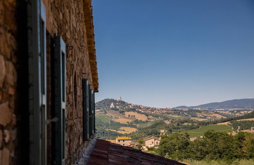 Todi Villa | VILLA ROSMARINO: scenic views, air conditioned, stylish interiors