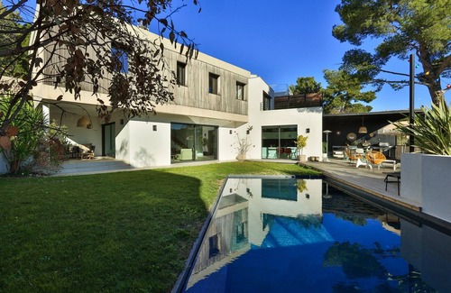 Roucas-Blanc Villa | Villa Roucas Blanc in quiet neighborhood with unobstructed view. Beach access on foot.