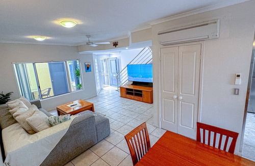 Manunda House | Villa Royale - Cairns City