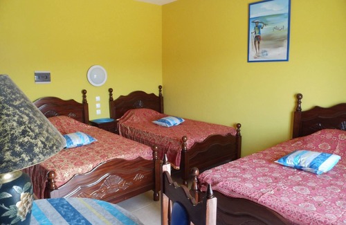 Pedra Badejo House | Villa São José, Bed and Breakfast Santiago Island: TRIPLE ROOM "AMARELO"