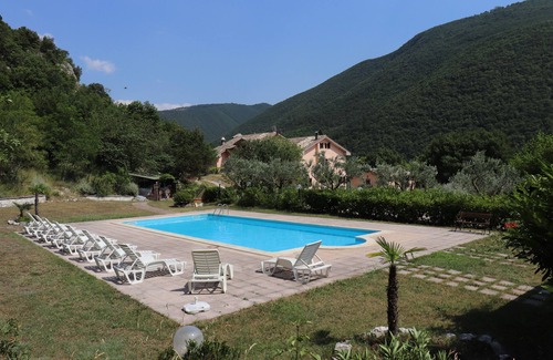 San Severino Marche Villa | Villa Salimbeni 8 rooms, large pool, panoramic view, for 16 people
