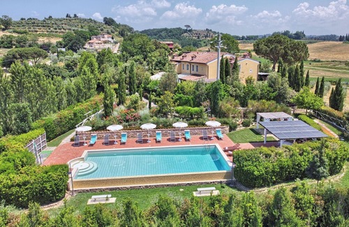 Palaia Villa | Villa San Gerbero amazing villa casale with p/pool and jacuzzi bath