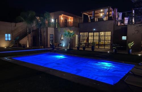 Sidi Abdallah Ghiat Villa | Villa Scil de luxe, Piscine chauffée, 3 Suites, Hamam, Jacuzzi extérieur, Bar détente avec Billard, salle de sport, service Baby Sitter, option gouvernante, vue sur l'Atlas, Parkings Privé, Pas de Vis à Vis !