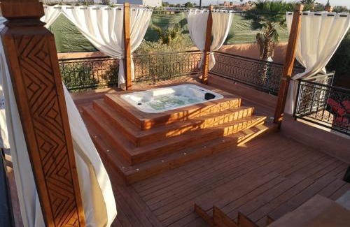 Sidi Abdallah Ghiat Villa | Villa Scil de luxe, Piscine chauffée, 3 Suites, Hamam, Jacuzzi extérieur, Bar détente avec Billard, salle de sport, service Baby Sitter, option gouvernante, vue sur l'Atlas, Parkings Privé, Pas de Vis à Vis !
