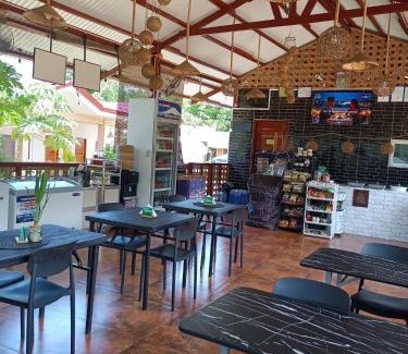 Puerto Princesa House | Villa Skanderbeg Guest House Talaudyong Beach